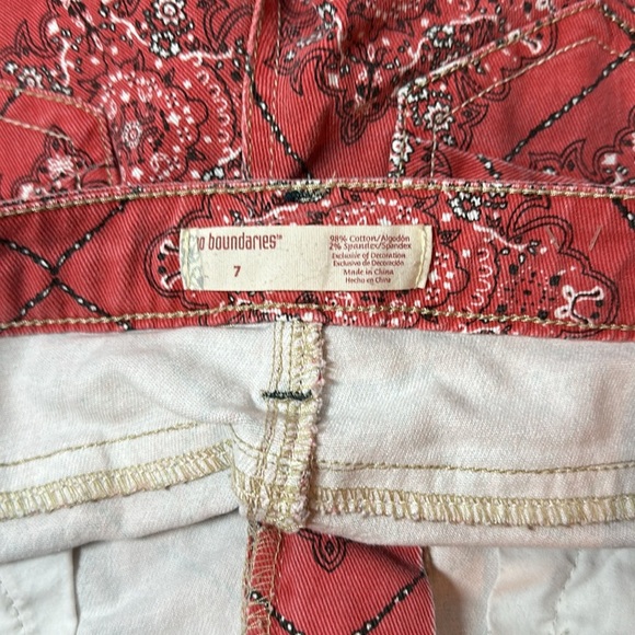 NO BOUNDARIES Red Handkerchief Bandanna Print Denim Lace Boho Jean Shorts Size 7 - Picture 7 of 7